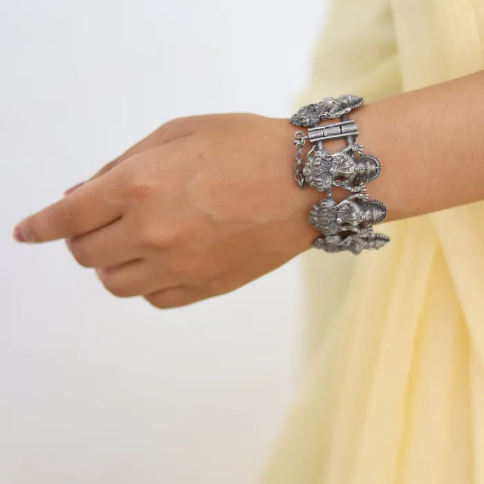 Bracelets Teejh Teejh Sudha Silver Oxidised Bangle